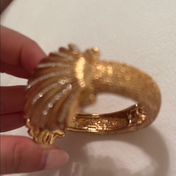 Gold Shell Design Bracelet - Picture 3 of 3